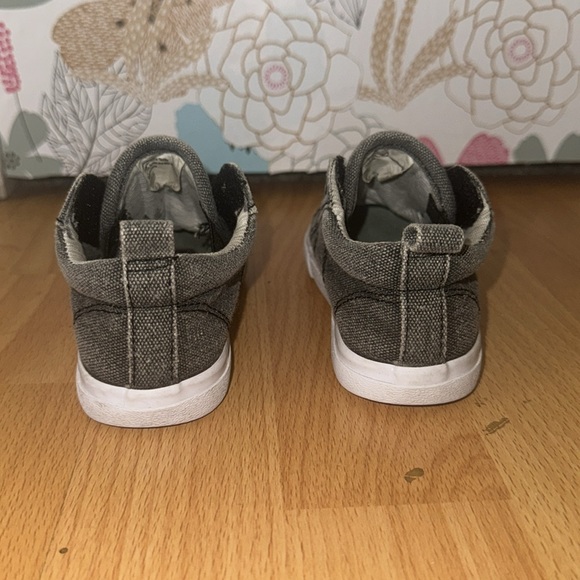 CAT & JACK VELCRO SHOES - Picture 3 of 5